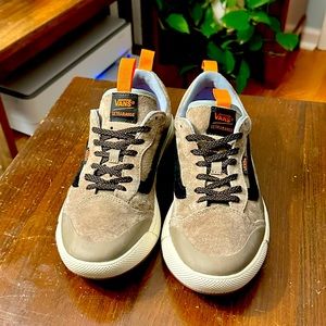 Vans UltraRange Sneakers Black & Tan Size womens 9.5, very gently used!
